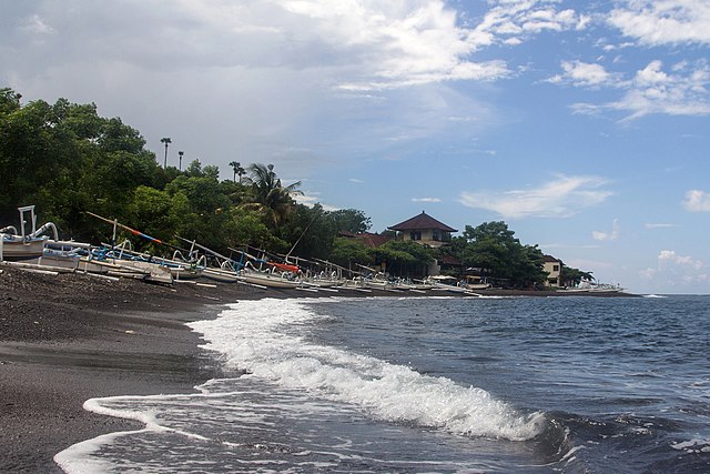 7-amazing-beaches-you-should-check-out-in-bali-amed-beach-panoramio