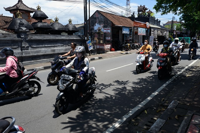 socialexpat-all-you-need-to-know-renting-a-scooter-in-bali-michal-dolnik-unsplash