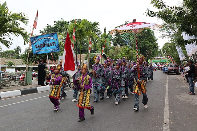 socialexpat-indonesia-culture-types-of-gotong-royong-ezagren-wikimedia-commons