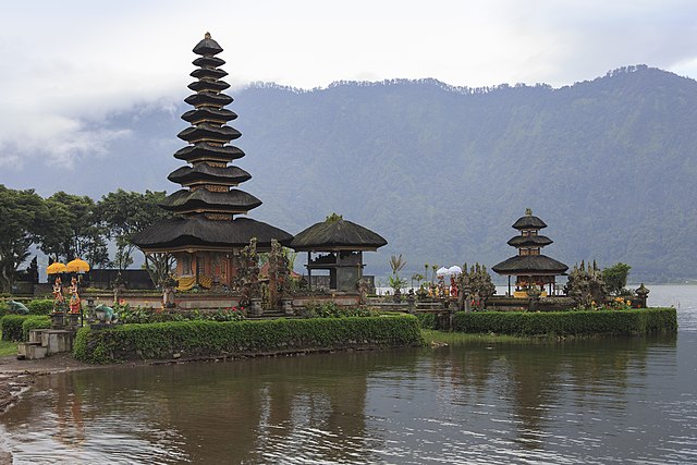 socialexpat 7 Beautiful and Most Iconic Temples in Bali cephoto uwe aranas wikimedia commons