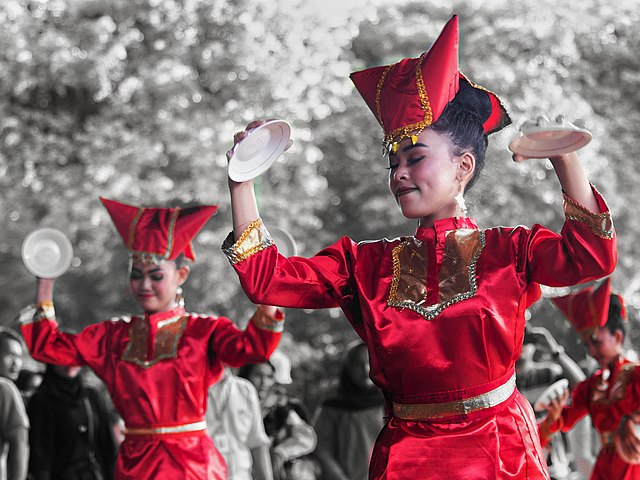 socialexpat Most Well-Known Indonesian Traditional Dances tommybandza wikimedia commons