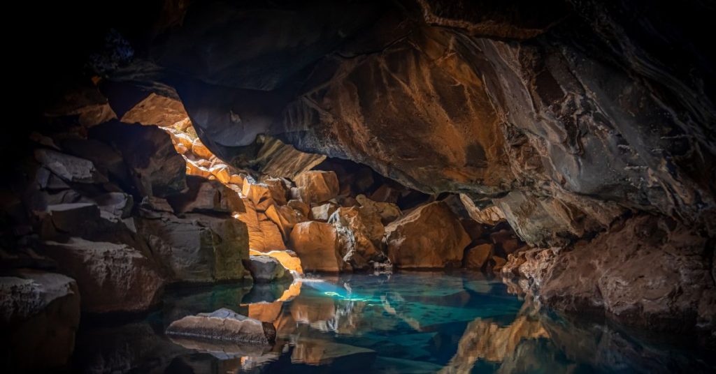 goa batu cermin - labuan bajo