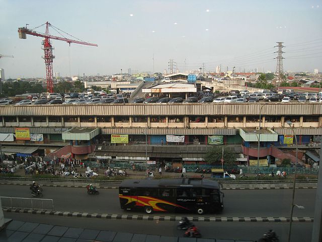 The overview of Pasar Senen, one of the best thrift shopping spots for outfits.