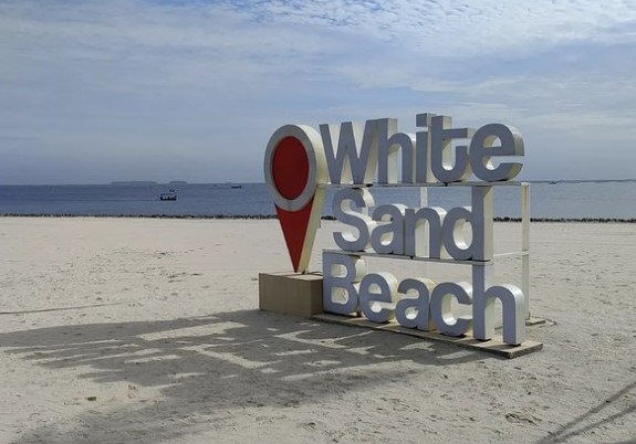 A monument who marks Pantai Pasir Putih PIK 2