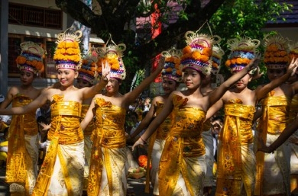 A group of girls doing Rejang Dance during Saraswati Day