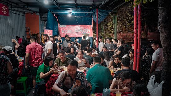 People enjoying their babi guling at Bu Dayu