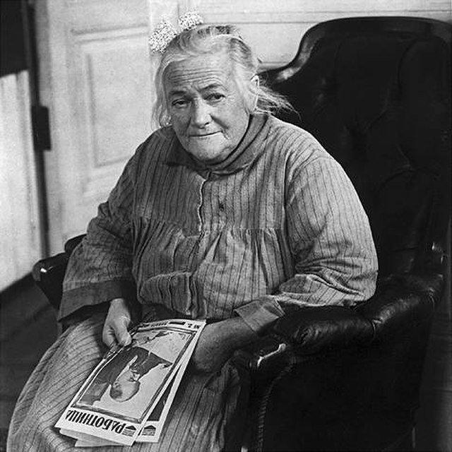 Clara Zetkin, a German activist who initiates National Women's Day to become international.