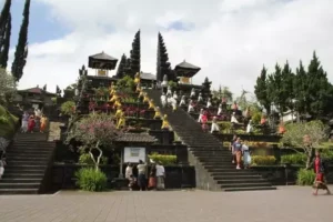 3 Russian Arrested for Inappropriate Behaviour at Besakih Temple 