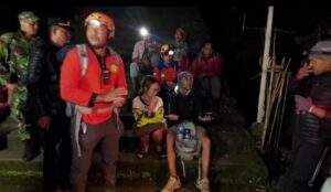 Bali SAR team is looking for the American citizen who got lost in Gunung Agung