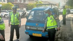 American Man Angkot Stunt in Bali Ended Being Fined by The Police