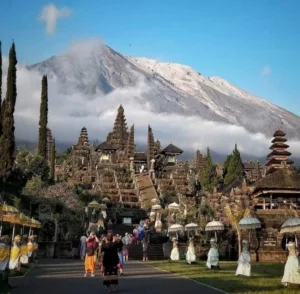 Sandiaga Uno Asked Bali Government to Take a Firm Action on Local Guides Extorting Sri Lankan Tourists at Besakih Temple 