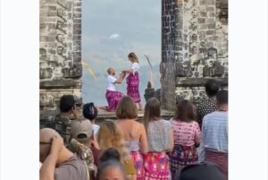 A Foreign Couple Got Backlash After Sharing an Intimate Moment at Lempuyang Temple Bali