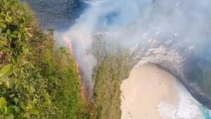 A Fire Broke Out at Nusa Penida Kelingking Beach, 25 Tourists were Trapped