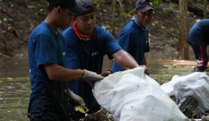 Cleaning up trash on Bali Waterway with Sungai Watch and Gary Bencheghib