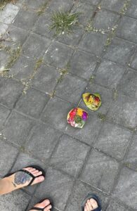 Australian Tourist Questioned His Curiousity on Social Media Over Canang Sari 
