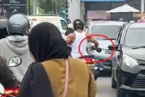 Viral Video of Unidentified Foreign Tourist Amuses Netizens by Lifting Dumbbell during Bali Traffic Jam