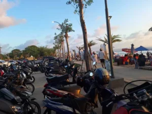 Authorities Issue Stern Warning to Tourists Over Illegal Parking Woes at Kuta Beach
