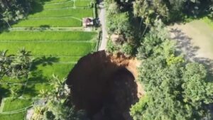 giant sinkhole in gianyar bali