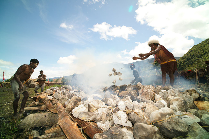 Barapen Tradition Papua Christmas Culture