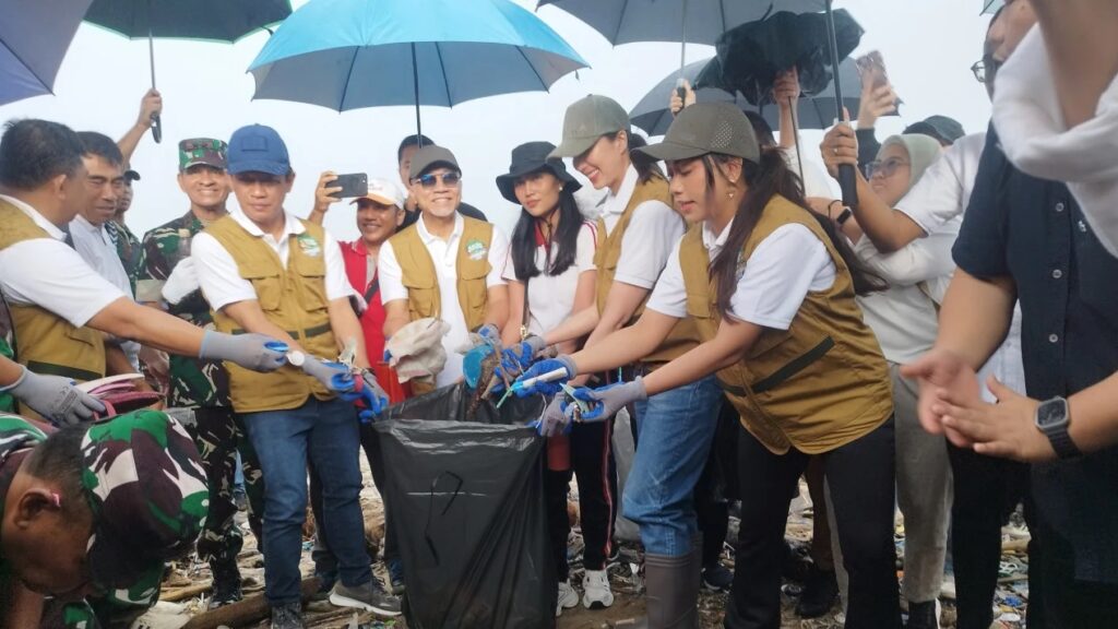 4 Indonesian Ministers Together with Residents Clean up Trash on Kuta Beach Bali