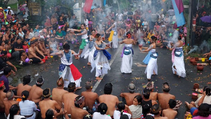 Suwat water war balinese tradition