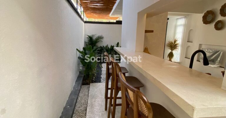 SE-beach-villa-kitchen-dining-area