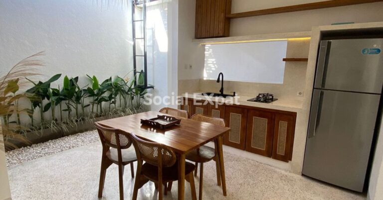 SE-beach-villa-kitchen-dining-area