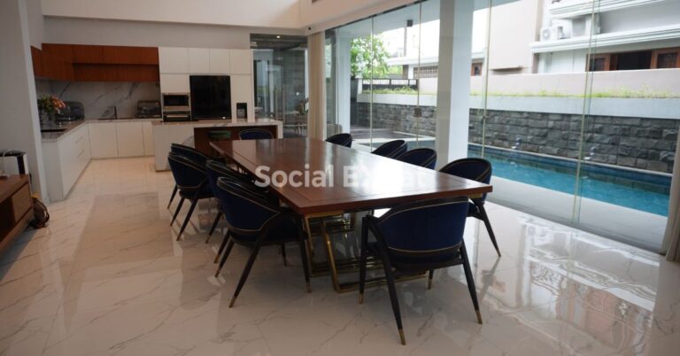 SE-opulent-villa-kitchen-dining-area.